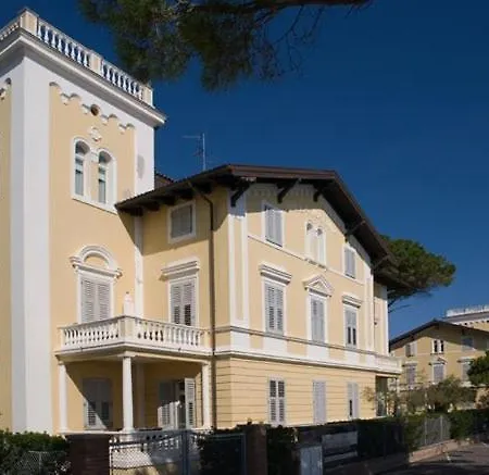 Marina Aparthotel 4*