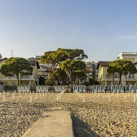 Marina Aparthotel 4*